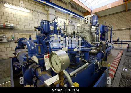 Centrale à biomasse. Brûle les déchets de bois pour chauffer l'eau, pour l'exécution d'une turbine à vapeur pour produire de l'énergie électrique. Banque D'Images