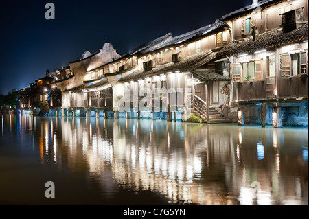 Scène de nuit de bâtiment traditionnel du village près de la rivière dans la ville de Wuzhen, province de Zhejiang, Chine Banque D'Images