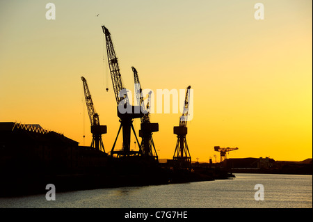 Grues de chantier naval de Glasgow une silhouette sur le ciel au lever du soleil/coucher du soleil (peut être). L'espace pour le texte dans le ciel. Banque D'Images