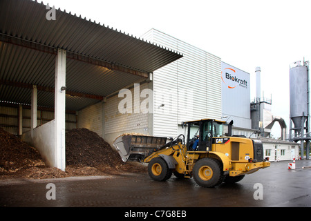 Centrale à biomasse. Brûle les déchets de bois pour chauffer l'eau, pour l'exécution d'une turbine à vapeur pour produire de l'énergie électrique. Banque D'Images