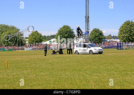 Corp de signaux Royal l'équipe de démonstration de la moto à la baignoire & West show à Somerset Banque D'Images