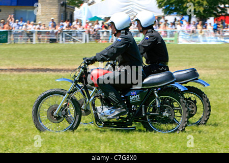 Corp de signaux Royal l'équipe de démonstration de la moto à la baignoire & West show à Somerset Banque D'Images