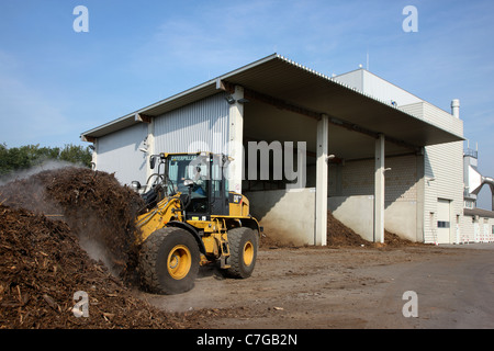 Centrale à biomasse. Brûle les déchets de bois pour chauffer l'eau, pour l'exécution d'une turbine à vapeur pour produire de l'énergie électrique. Banque D'Images