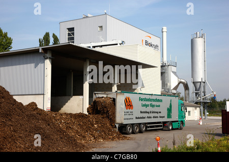 Centrale à biomasse. Brûle les déchets de bois pour chauffer l'eau, pour l'exécution d'une turbine à vapeur pour produire de l'énergie électrique. Banque D'Images