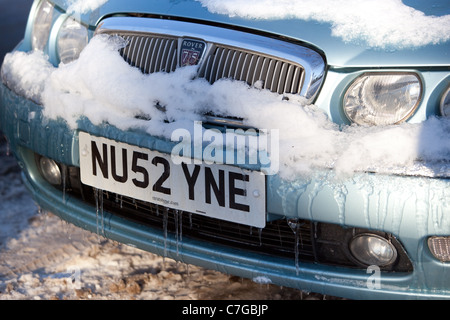 Les glaçons et la neige en hiver voiture accroché sur l'ensoleillement. UK Banque D'Images