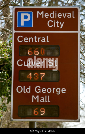 Parking voiture Ville informations inscription sur les routes conduisant au centre ville Salisbury Angleterre UK Banque D'Images