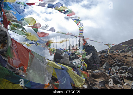 Les drapeaux de prières en soufflant sur une montagne venteux, le Népal. Banque D'Images