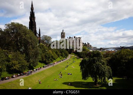 Princess Street Gardens, Édimbourg avec le Scott Monument , l'Hôtel Balmoral et le Pont du Nord Banque D'Images