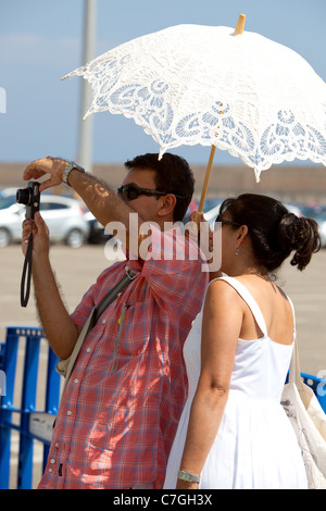 Les touristes de prendre des photos numériques sur appareil photo compact. Espagne Banque D'Images