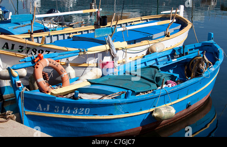Des bateaux de pêche à la jetée de la ville Ajaccio Corse Banque D'Images
