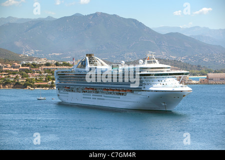 Bateau de croisière Grand Princess' ancrées à Ajaccio avec les montagnes de la Corse en arrière-plan. Princess Cruise line Banque D'Images