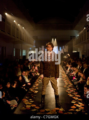 Modèle masculin sur podium au fashion show, Reykjavik Islande Banque D'Images