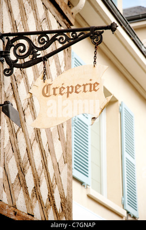 Crêperie signe sur maison historique à Chartres, France Banque D'Images