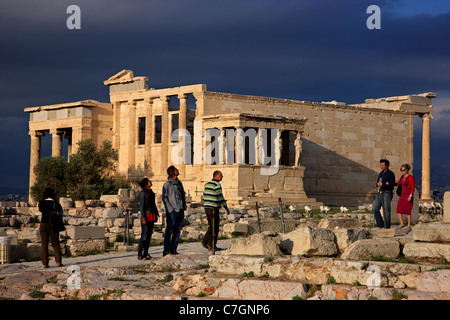 L'Erechteion cariatides avec son célèbre, est la deuxième plus importante attraction touristique de l'acropole d'Athènes. Banque D'Images