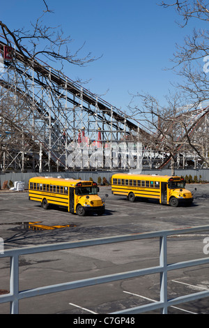 Deux autobus scolaires dans un parking abandonné, Coney Island, États-Unis Banque D'Images