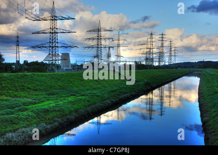 Les lignes électriques haute tension. L'approvisionnement en énergie. Banque D'Images