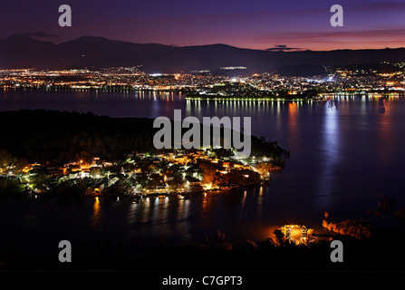 Vue panoramique vue de nuit sur la ville de Ioannina, son lac ('Pamvotis" ou "Pamvotis'), l'îlot du lac et de son village. Grèce Banque D'Images