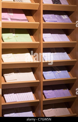 Enfoncé shirts exposé dans un magasin de vêtements pour homme Banque D'Images