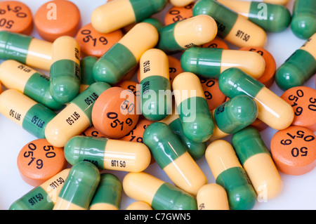 Tramadol hydrochloride 50mg capsules et Diclofenac Sodium 50mg comprimés antalgiques médicaments provoquant une dépendance Banque D'Images