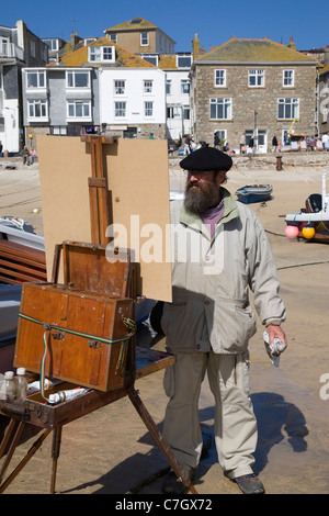 Peinture d'un artiste dans le port de St Ives, Cornwall, Angleterre. Banque D'Images