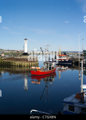 Le port de KIRKWALL ORKNEY Kirkwall dh crabe rouge voile laissant harbour uk Banque D'Images