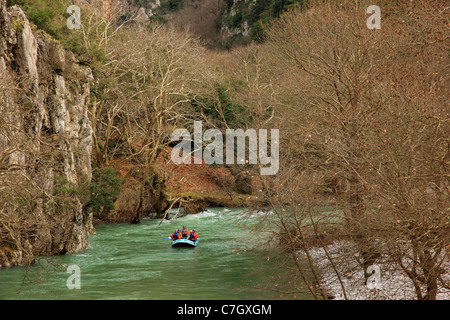 Rafting dans la rivière Voidomatis, préfecture de Ioannina, l'Épire, Grèce Banque D'Images