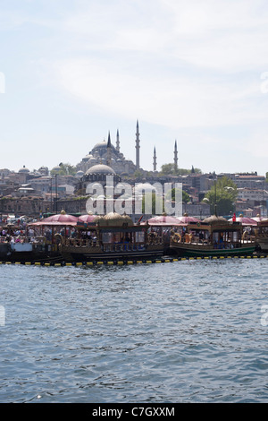 Les bateaux d'excursion sur la Corne d'or, en aval de la Mosquée de Suleymaniye, Istanbul, Turquie Banque D'Images