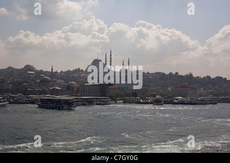 Des ferries et des bateaux d'excursion sur la Corne d'or, en aval de la Mosquée de Suleymaniye, Istanbul, Turquie Banque D'Images