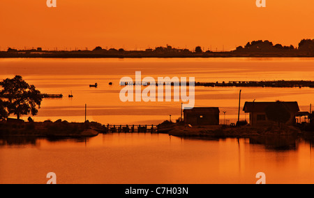 Pogonitsa magnifique lagon, dans le golfe Ambracique, près de la ville de Preveza, autour de coucher du soleil. L'Épire, Grèce Banque D'Images