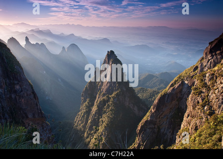 Dedo de Deus, Parque Nacional da Serra dos Órgãos ( Parc National de la Serra dos Orgaos ), l'État de Rio de Janeiro, Brésil. Banque D'Images