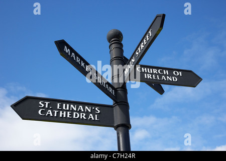 La marque d'une principaux domaines de Letterkenny letterkenny Cathedral Square dans le comté de Donegal en république d'Irlande Banque D'Images