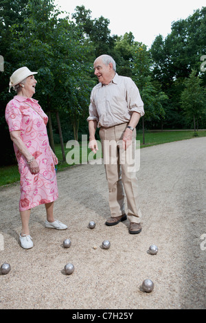 Man and Woman jouer aux boules dans le parc Banque D'Images