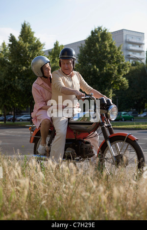 Couple heureux sur moto Banque D'Images