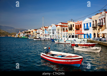 Vue partielle sur le port pittoresque et village de Kastellorizo (ou "eghisti') island, îles du Dodécanèse, Grèce Banque D'Images