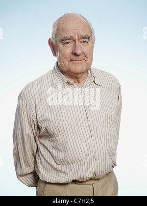 Profil de senior man with hands behind back looking at camera Banque D'Images