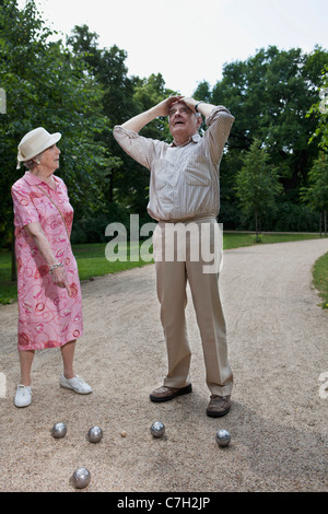 Senior couple having sports différend comme ils jouer aux boules dans le parc Banque D'Images