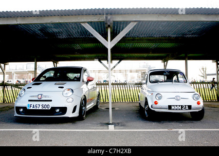 Deux générations de Fiat 500 garé à côté de l'autre au circuit de Goodwood, West Sussex, UK. Banque D'Images