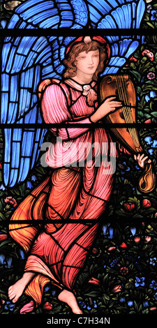 Un vitrail, par Edward Burne-Jones, représentant un ange ailé jouant un luth Banque D'Images
