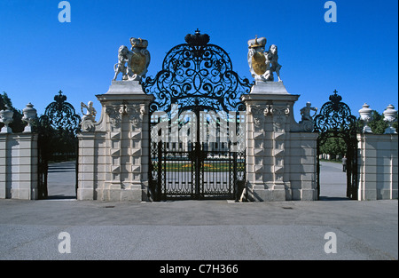 L'Autriche, Vienne, vue sur Château Belvedere derrière les portes avant Banque D'Images