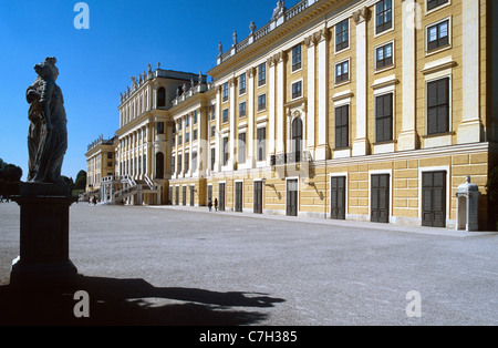 L'Autriche, Vienne, vue du château de Schönbrunn, avec statue en premier plan Banque D'Images