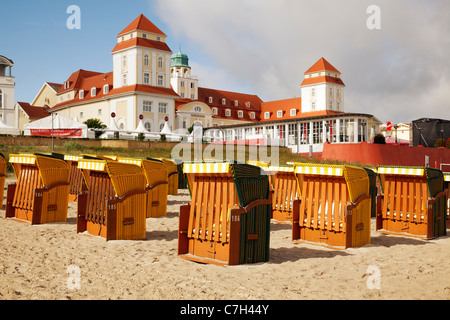 Plage de Binz avec Travel Charme Kurhaus derrière, Ruegen, Mecklenburg Vorpommern, Allemagne Banque D'Images