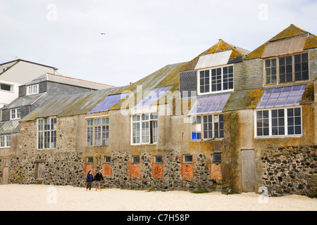 Des artistes célèbres studios donnant sur la plage de Perran, St Ives, Cornwall. Banque D'Images