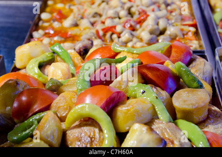 Turquie, Istanbul. La nourriture traditionnelle turque. Des mets végétariens avec champignons, oignons, haricots et tomates. Banque D'Images