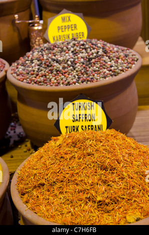 Turquie, Istanbul. Zone d'Eminonu, Egyptian Spice Market (aka Misir Carsisi). Bazar populaire ouvert depuis 1597. Banque D'Images