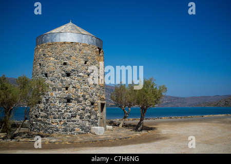 Un ancien moulin entouré d'oliviers sur la péninsule de Spinalonga à proximité du complexe d'Elounda en Crète Banque D'Images