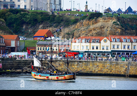 L'écorce s'efforcer de quitter Whitby Harbour Banque D'Images