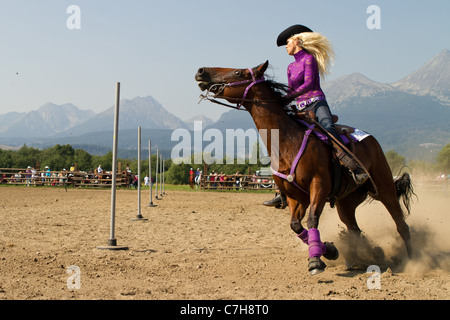 Cowgirl concurrence sur le Pole Bending Banque D'Images