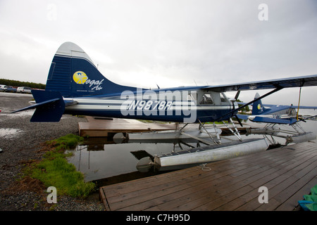 Siège d'hydravion par un quai à Lake Hood, Anchorage, Alaska, États-Unis d'Amérique Banque D'Images