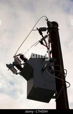 Le poteau télégraphique où l'electrcity est injectée dans le réseau à partir d'une station hydro-électrique à petite échelle dans Longsled Kilnstones à Banque D'Images