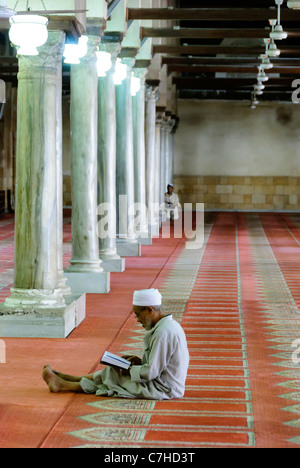 Un homme qui prie dans la mosquée Alazhar - Caire islamique, Basse Egypte Banque D'Images